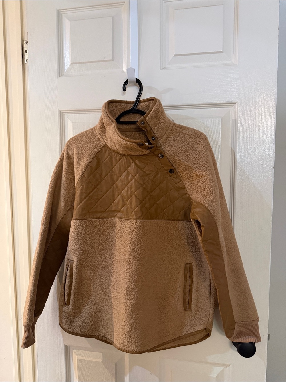 Abercrombie Quilted Panel Fleece Pullover in Camel